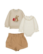 Cargar imagen en el visor de la galería, Conj. Sueter 2354 cereal,Body 2734 macchiato, bermuda 2261 camel
